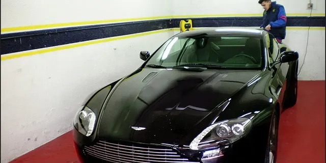Aston Martin Vantage recién pintado