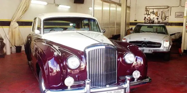 Bentley clásico bitono en el taller