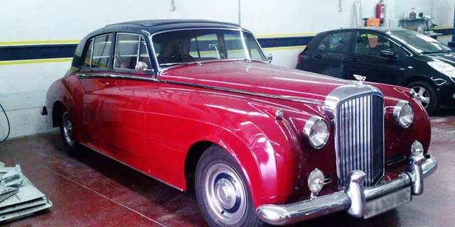 Bentley clásico granate restaurado