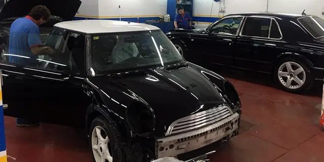 Mini en reparación de chapa