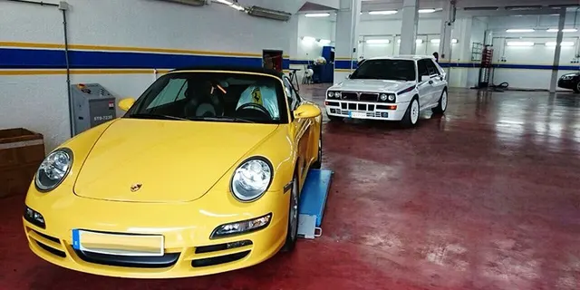 Porsche 911 amarillo y Lancia Delta