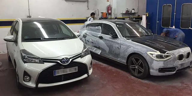 Toyota Yaris y BMW Serie 1 en reparación